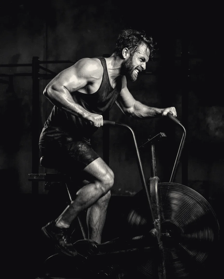 Rowing and assault bike conditioning intervals in a fitness studio